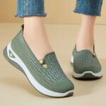 Women's shoes, versatile new style, shallow mouth slip-on, old Beijing cloth shoes - Image 3