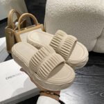 Fashionable pleated slippers - Image 3