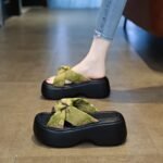 Women's platform sandals, new autumn style, fashionable, lightweight, non-slip, perfect for petite women, ideal for wearing outside and adding height.