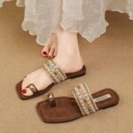Popular Bohemian style women's flat sandals with soft soles and non-slip toes, versatile and suitable for outdoor wear.